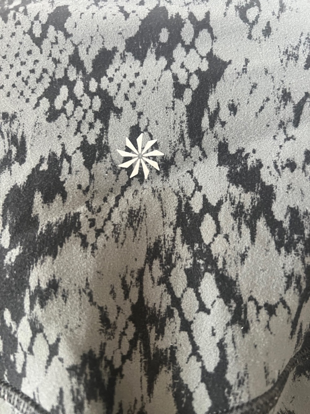 Athleta Salutation Stash Pocket II 7/8 Leggings 1X Snake Print Yoga - Picture 3 of 4